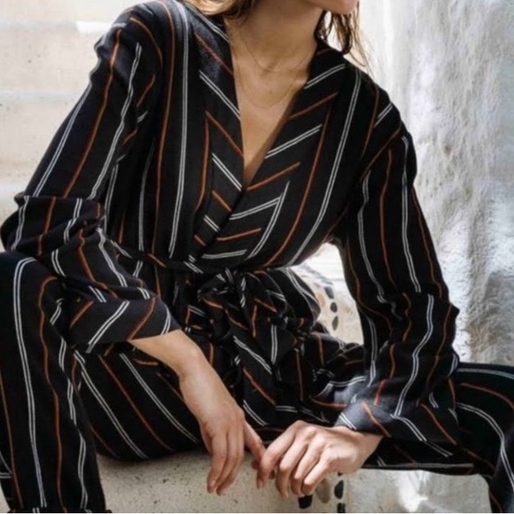 billabong SECRET TELLS wrap top. - Picture 1 of 7